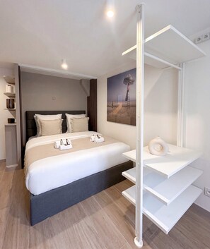 Desk, iron/ironing board, travel cot, WiFi