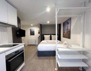 Desk, iron/ironing board, travel crib, WiFi - Charming studio with lift - Madeleine (Paris)