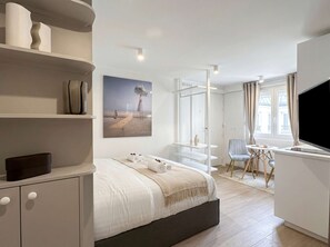 Desk, iron/ironing board, travel cot, WiFi - Charming studio with lift - Madeleine (Paris)