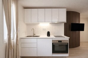 Fridge, microwave, oven, stovetop - Charming studio with lift - Madeleine (Paris)