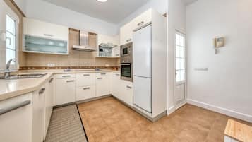 Een koelkast, een magnetron, een oven, een kookplaat