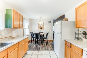 Frigorífico, microondas, placa de cocina y cafetera o tetera