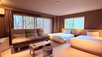 Standard Twin Room | In-room safe, desk, laptop workspace, blackout drapes