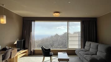 Superior Twin Room, Non Smoking | In-room safe, desk, laptop workspace, blackout drapes