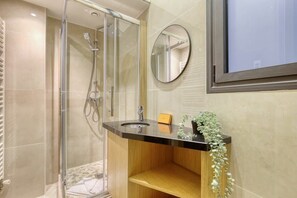 Shower, hair dryer, towels