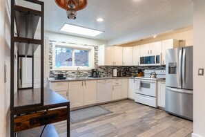 Fridge, microwave, oven, stovetop - Winter family fun near Mt Hood with a hot tub!  Bike!  Ski! (Sandy)