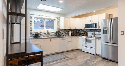 Fall family fun near Mt Hood with a hot tub! Bike! Ski!