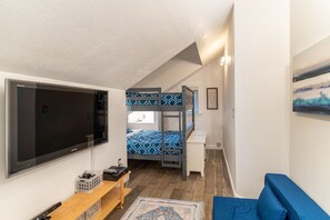 4 habitaciones, escritorio y tabla de planchar con plancha 