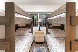 4 makuuhuonetta, työpöytä, silitysrauta/-lauta, vauvan matkasänky