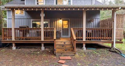 Winter family fun near Mt Hood with a hot tub! Bike! Ski!