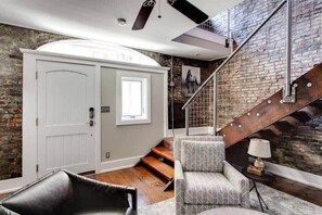 TV - Rustic Loft - Mins to Downtown (Louisville)