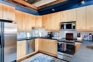 Fridge, oven, stovetop, coffee/tea maker - Rustic Loft - Mins to Downtown (Louisville)