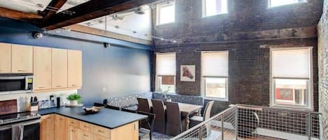 Fridge, oven, stovetop, coffee/tea maker