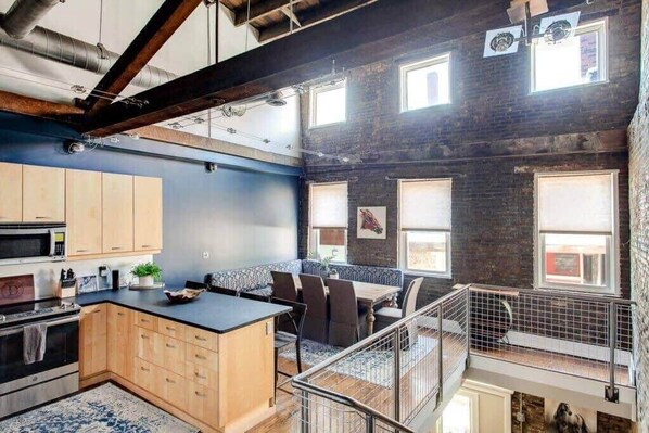 冷蔵庫、オーブン、コンロ、コーヒー / ティーメーカー