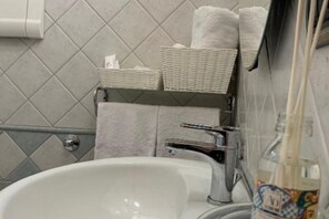 Dusche, Haartrockner, Bidet, Handtücher