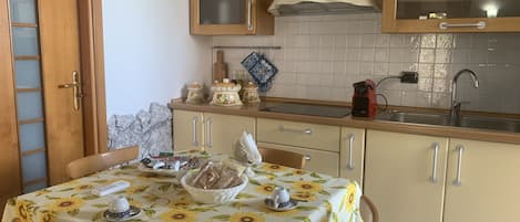 Fridge, oven, stovetop, coffee/tea maker