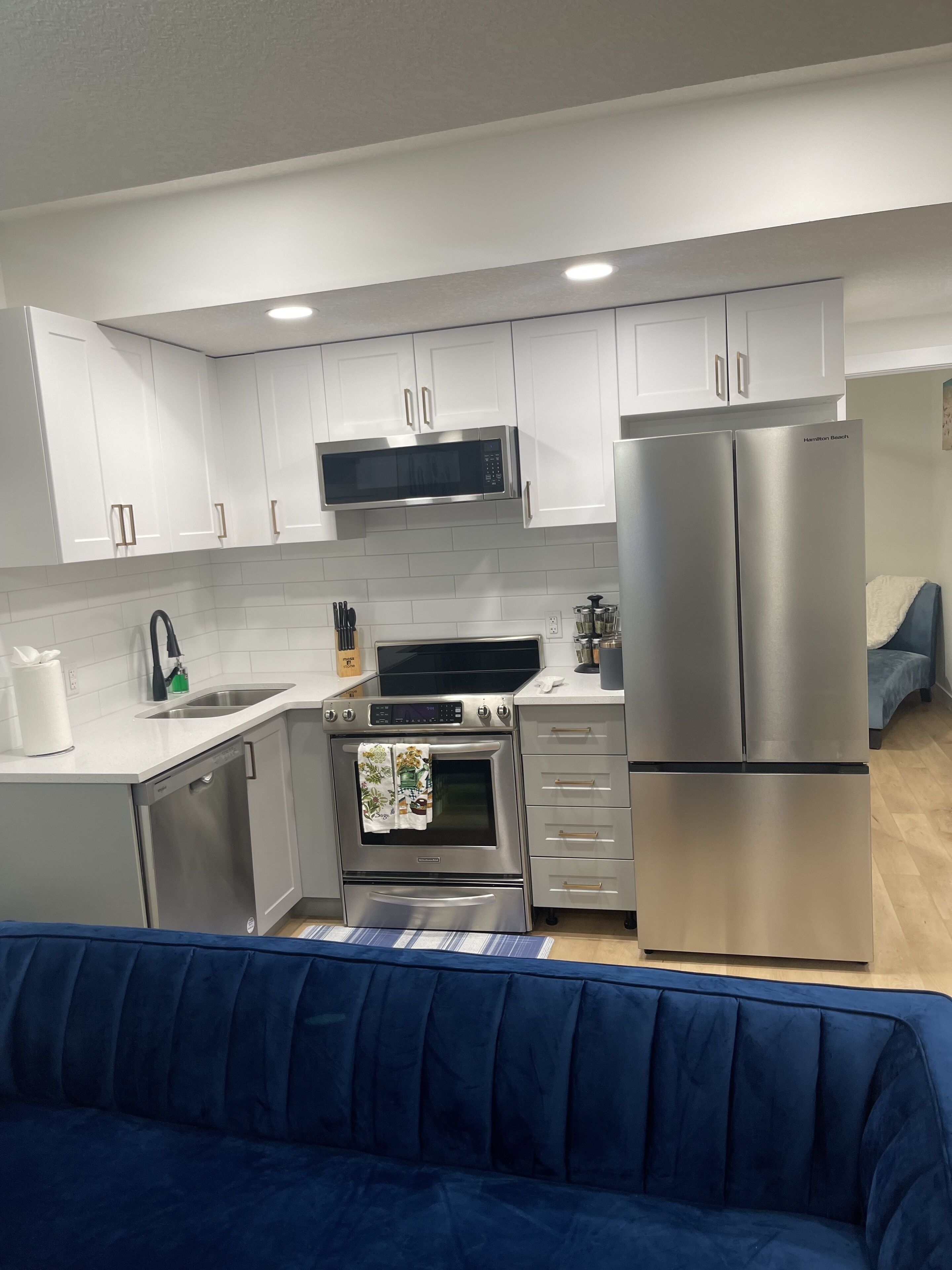 Een koelkast, een microgolfoven, een oven, een kookplaat