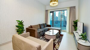 Ein modernes Wohnzimmer mit einer Couch, einem Couchtisch und Topfpflanzen.