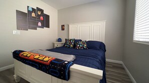 3 habitaciones, escritorio y tabla de planchar con plancha 