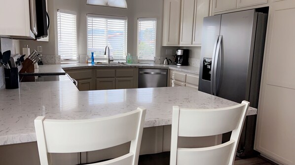 Fridge, microwave, oven, stovetop - Family Friendly Game House! 15 Mins to Palm Springs! Newly Renovated! MTN Views! (Desert Hot Springs)