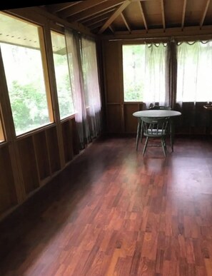 Dining - Cozy cabin located in Arnes, 5 minute walk away from the beach  (Arnes)