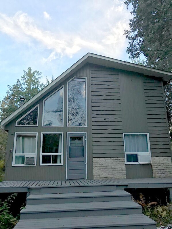 Exterior - Cozy cabin located in Arnes, 5 minute walk away from the beach  (Arnes)
