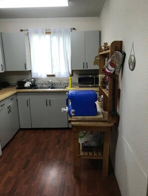 Private kitchen - Cozy cabin located in Arnes, 5 minute walk away from the beach  (Arnes)