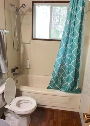 Towels, soap, shampoo, toilet paper - Cozy cabin located in Arnes, 5 minute walk away from the beach  (Arnes)