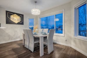 Dining - Royal Retreat King beds in Chestermere, 20min to Calgary International Airport (Chestermere)
