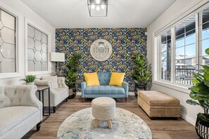 Smart TV, fireplace - Royal Retreat King beds in Chestermere, 20min to Calgary International Airport (Chestermere)