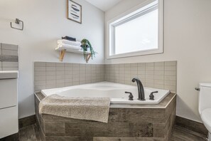 Baignoire Ă jets, sĂšche-cheveux, serviettes fournies, savon