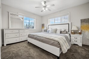 6 bedrooms, desk, iron/ironing board, travel crib - Royal Retreat King beds in Chestermere, 20min to Calgary International Airport (Chestermere)