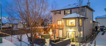 Royal Retreat King beds in Chestermere, 20min to Calgary International Airport