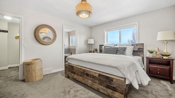 6 habitaciones, escritorio y tabla de planchar con plancha