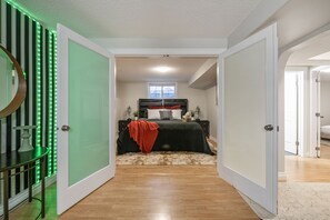 6 habitaciones, escritorio y tabla de planchar con plancha