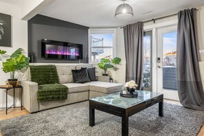 Smart TV y chimenea 