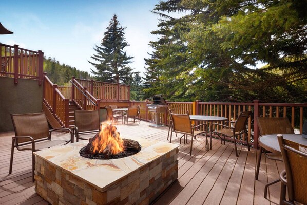 Outdoor dining - Spacious 2 Bedroom in Vail - Family Friendly Resort On The Slopes! (Vail)