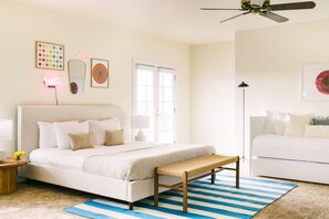 6 Schlafzimmer, Schreibtisch, Bügeleisen/Bügelbrett, Reisekinderbett