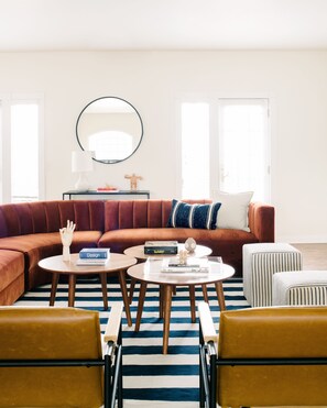 Smart-TV, Tischtennisplatte, Arbeitsbereiche