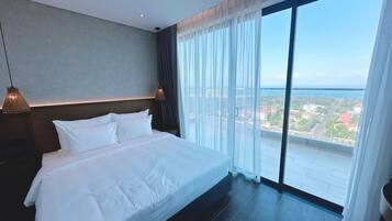 Basic Studio | Minibar, desk, laptop workspace, free WiFi