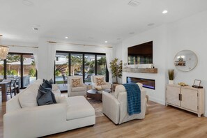 Een televisie, een open haard en een stereo