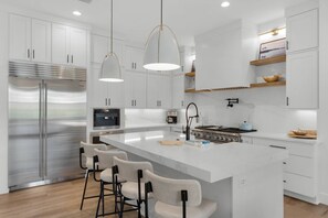 Kjøleskap, mikrobølgeovn, oppvaskmaskin og kaffetrakter/tekoker