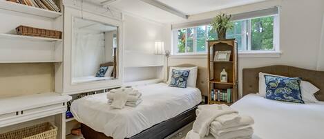 4 bedrooms, iron/ironing board, free WiFi