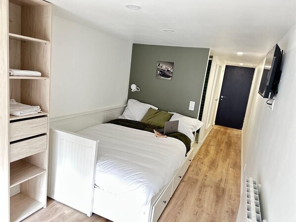 Comfort Double Room | In-room safe, blackout curtains, soundproofing, iron/ironing board - Silk & Suites City Center (Saint-Etienne)