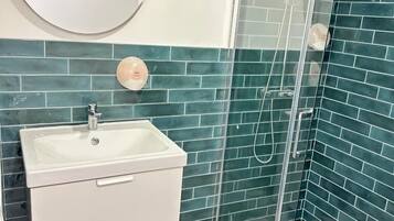 Comfort Double Room | Bathroom shower