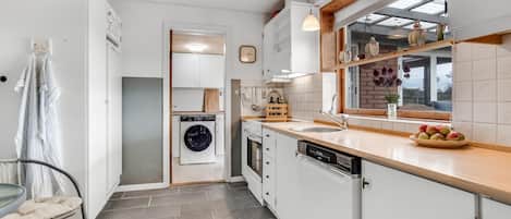 Fridge, oven, dishwasher, coffee/tea maker