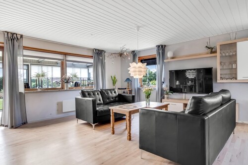 Renoveret Byhus tæt på Vesterhavet, med Udestue, Terrasse og Have ud til Marken