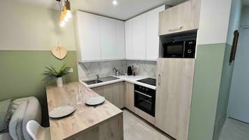 Een koelkast, een magnetron, een oven, een koffiezetapparaat/waterkoker