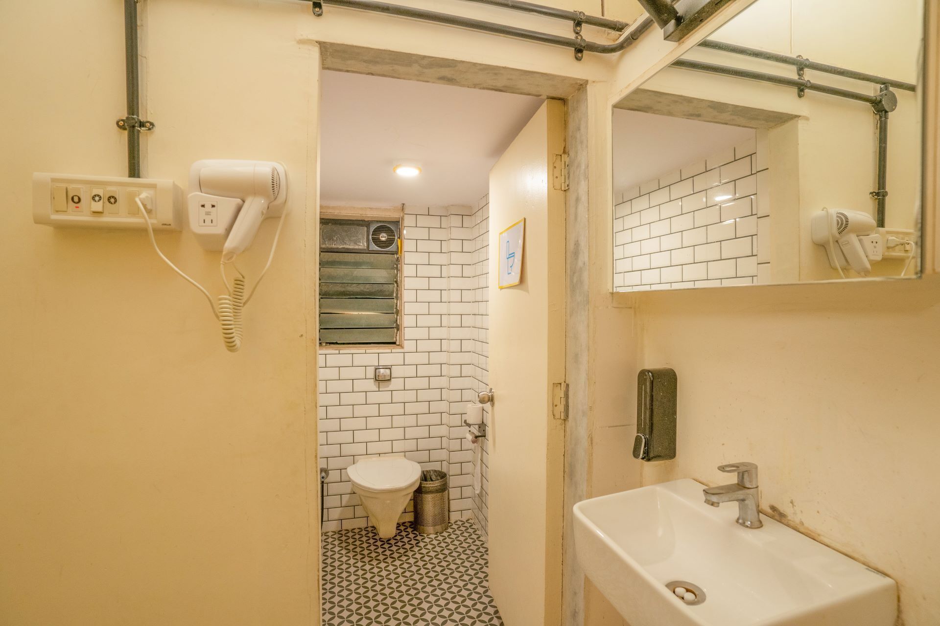 Photo - Locomo Hostel Express - Stay Work Eat