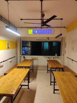Dining - Locomo Hostel Express - Stay Work Eat (Mumbai)